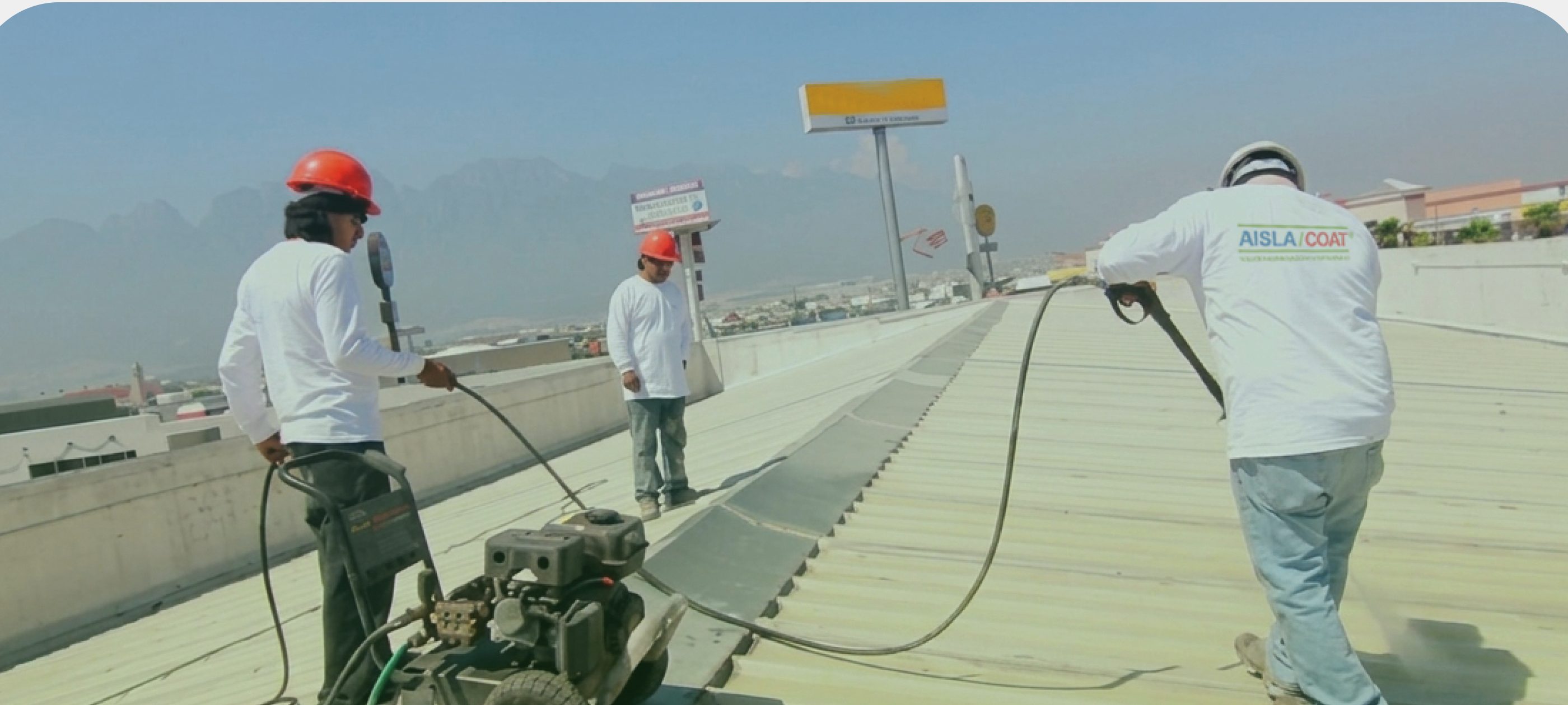 Aplicación de recubrimiento térmico en azotea industrial